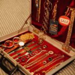 juwelier rieger - Close-up of a jewelry case with discounts on gold accessories and watches.