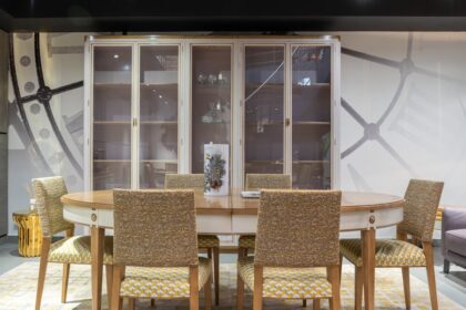 möbel heinrich kirchlengern - Elegant dining room setting with glass cabinet, table, and cushioned c