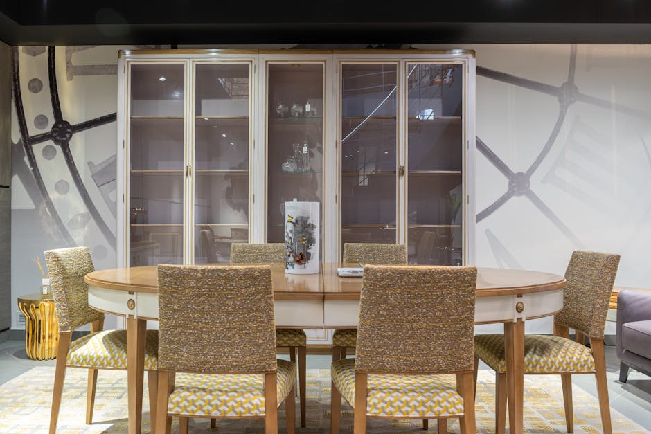 möbel heinrich kirchlengern - Elegant dining room setting with glass cabinet, table, and cushioned c