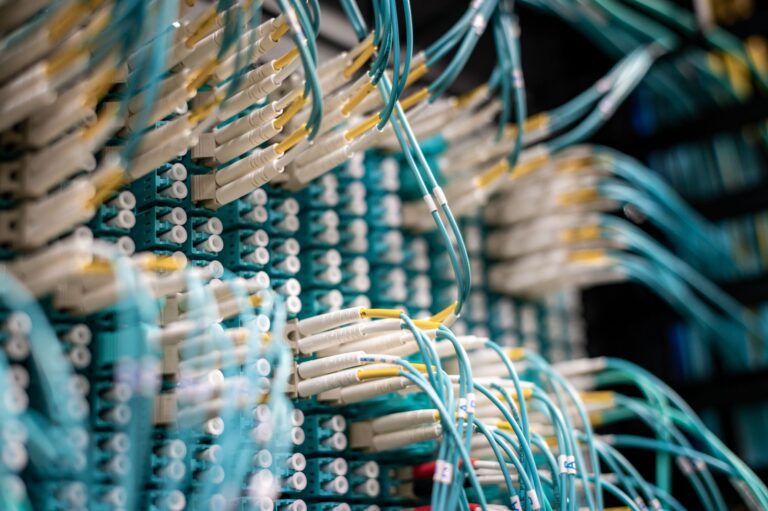 Glasfaser-Modem (ONT) an der Glasfaserdose im Hausanschlussraum