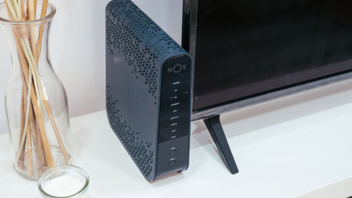 LTE-Router mit Antennen auf einem Schreibtisch am Fenster
