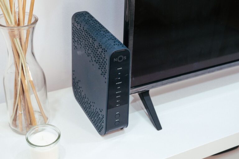 LTE-Router mit Antennen auf einem Schreibtisch am Fenster
