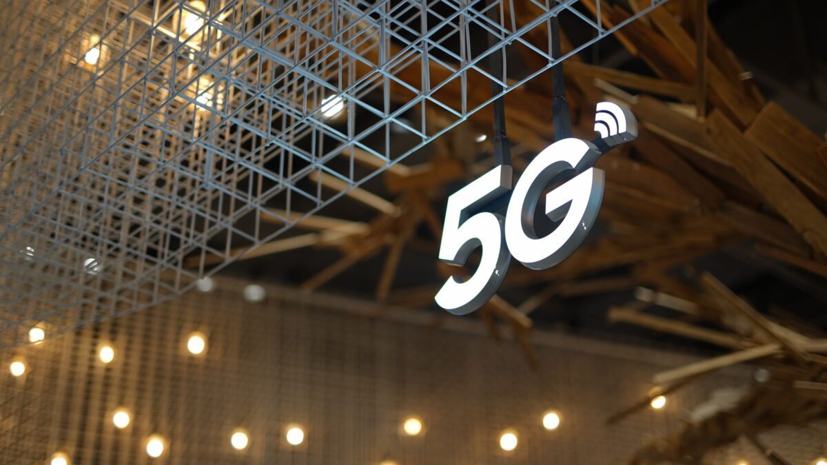 Moderner 5G-Router auf einem Sideboard in einer Wohnung