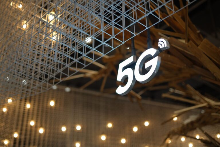 Moderner 5G-Router auf einem Sideboard in einer Wohnung