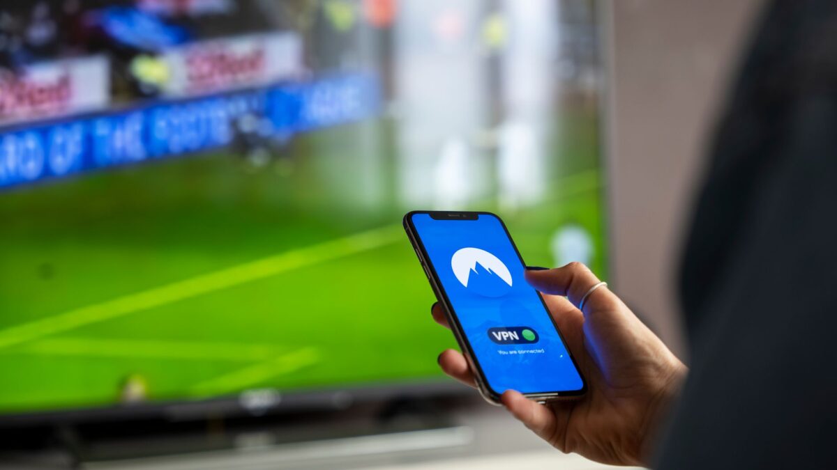 Mobiler Router mit Smartphone, das einen Streaming-Dienst zeigt