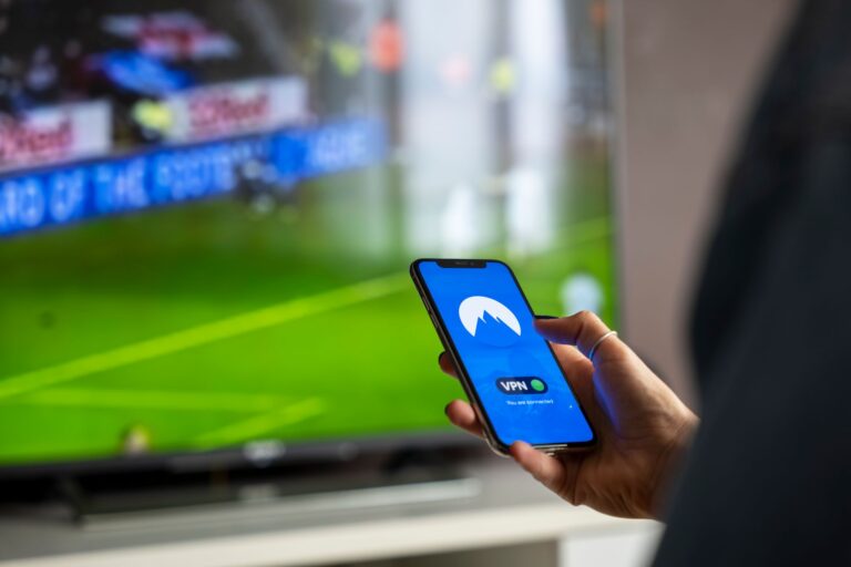 Mobiler Router mit Smartphone, das einen Streaming-Dienst zeigt