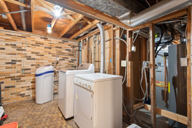Glasfaser-Hausübergabepunkt im Keller mit Kabeln an der Wand