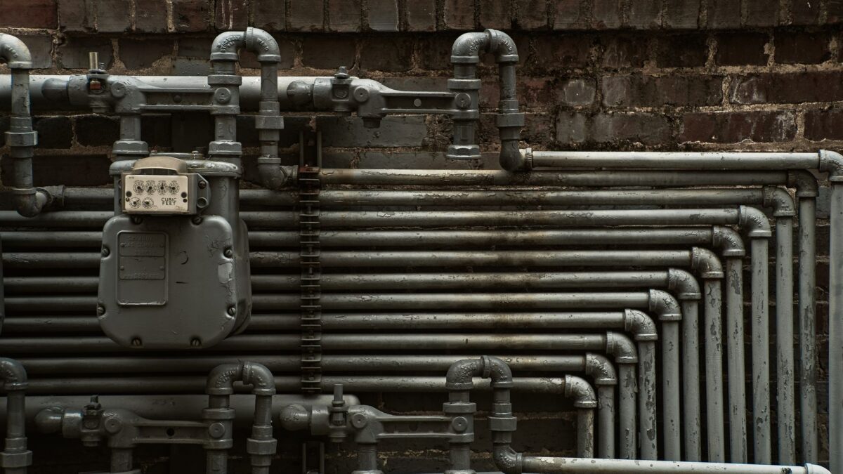 Verlegtes Leerrohr für ein Glasfaserkabel auf einer Baustelle