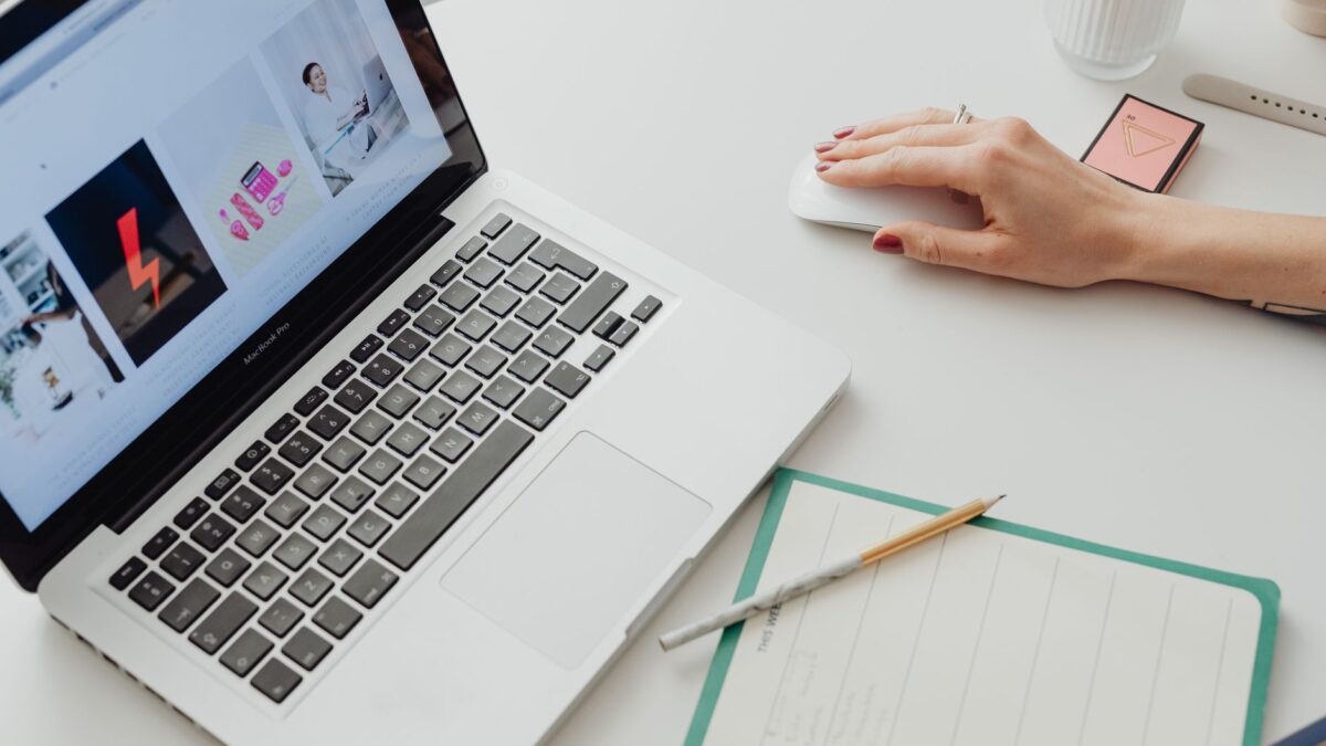 Person vergleicht Glasfaser-Tarife am Laptop