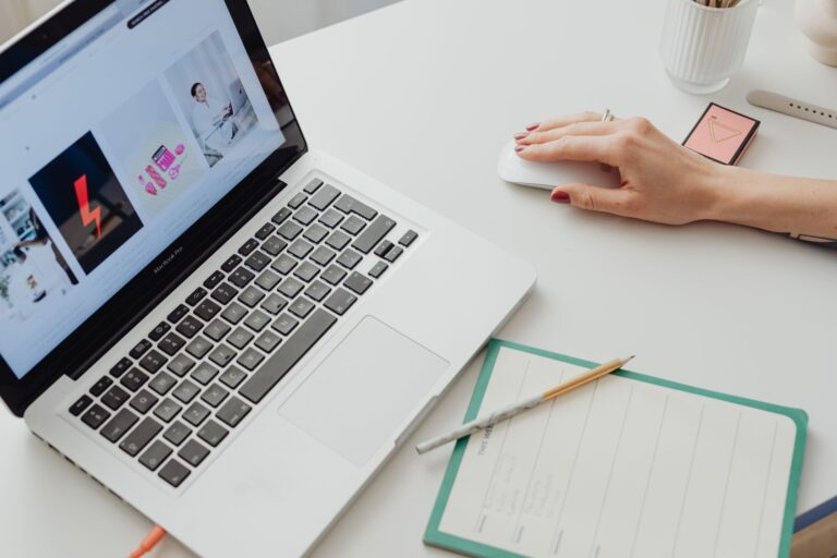 Person vergleicht Glasfaser-Tarife am Laptop